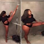 Look at 15 Serena Williams’ jaw-dropping private Split Pictures…. suspending herself on two bars Serena Williams flaunts abs as she splits on air